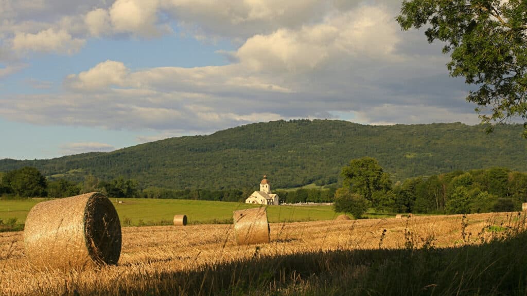 Cascades de Saint-Hymetière-sur-Valouse église Jura