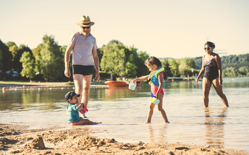 familles enfants baignade plage de clairvaux Jura