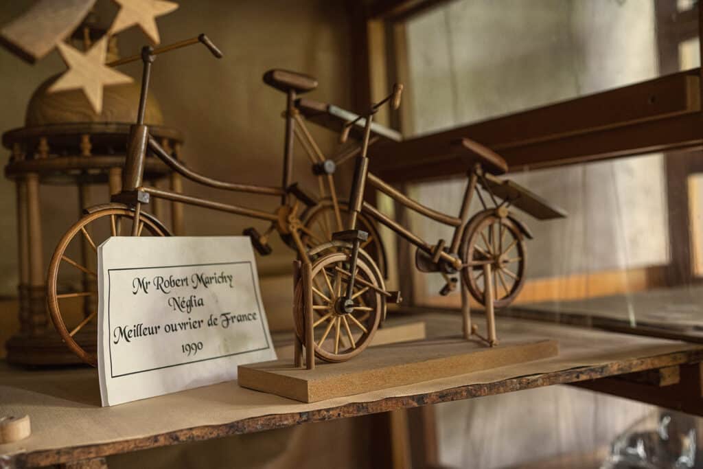 Photo prise dans l'atelier de M Marichy, artisan et tourneur sur bois.