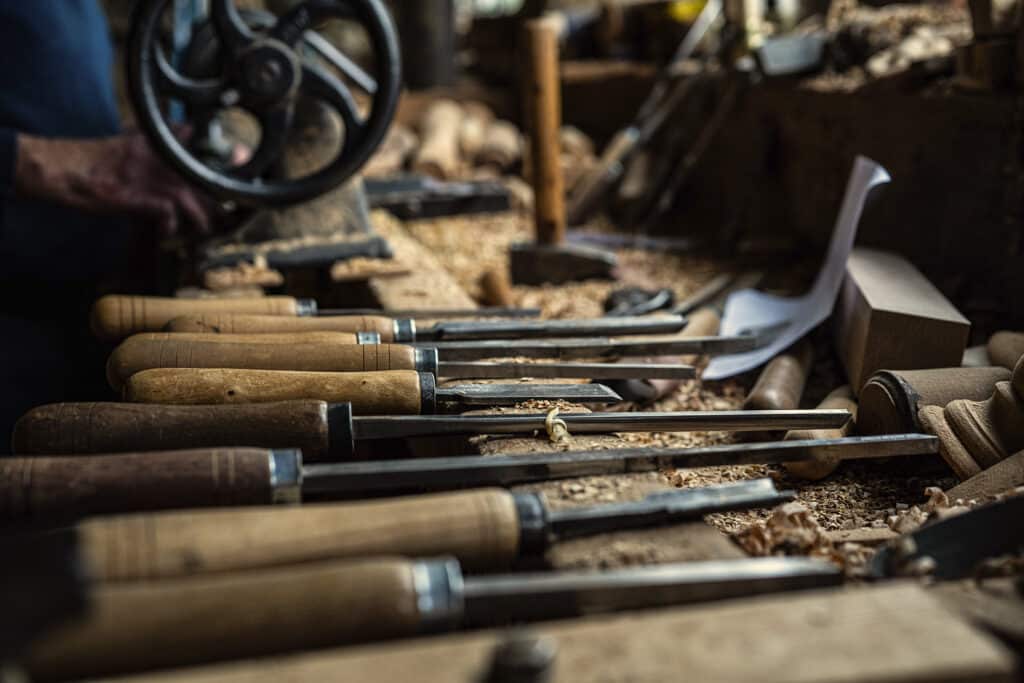 Photo prise dans l'atelier de M Marichy, artisan et tourneur sur bois.