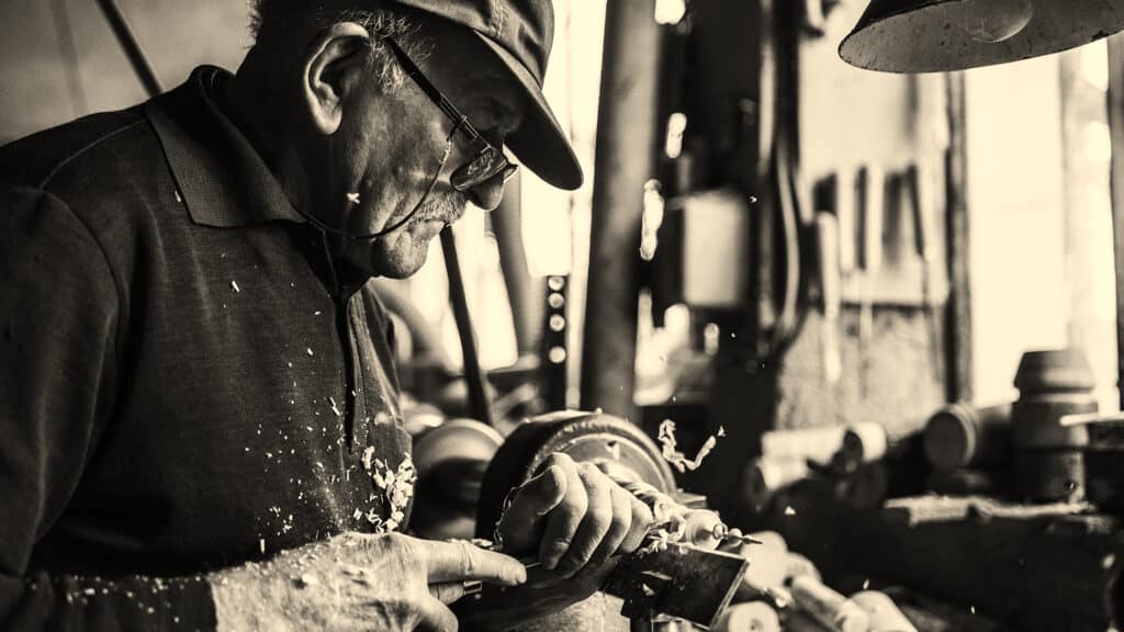 Photo prise dans l'atelier de M Marichy, artisan et tourneur sur bois.