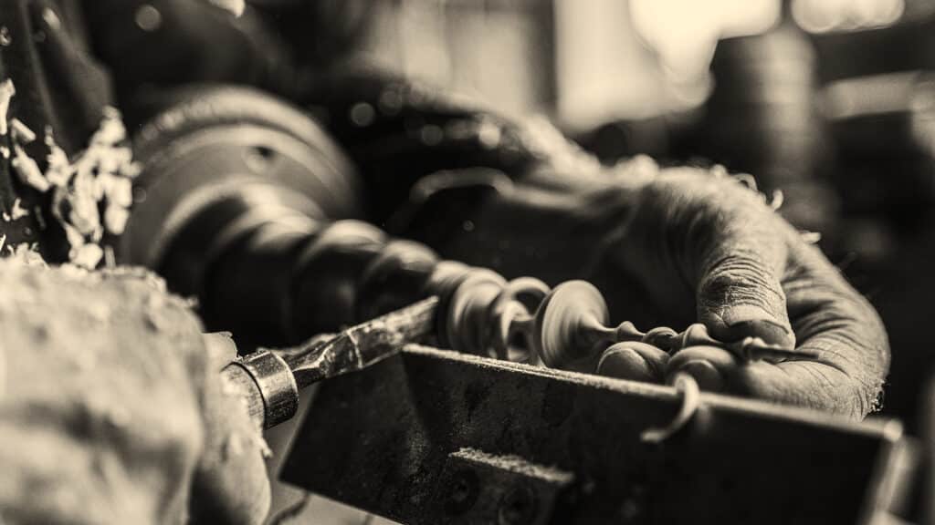 Photo prise dans l'atelier de M Marichy, artisan et tourneur sur bois.