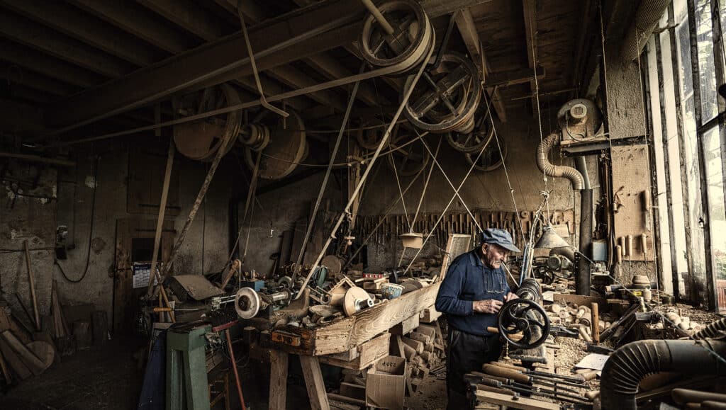 Photo prise dans l'atelier de M Marichy, artisan et tourneur sur bois.