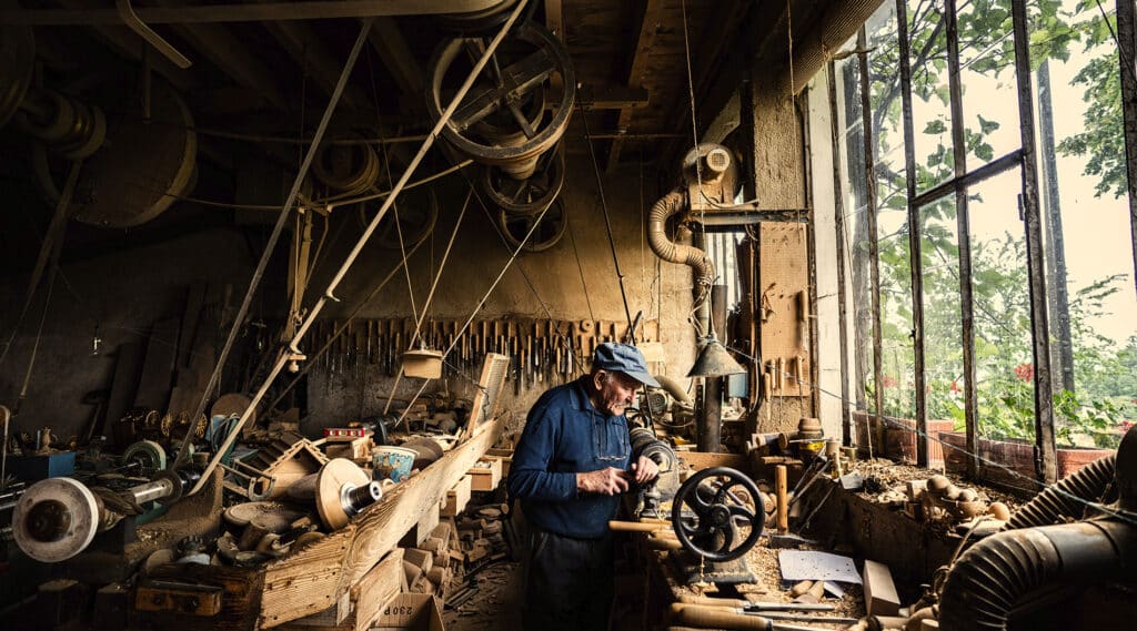 Photo prise dans l'atelier de M Marichy, artisan et tourneur sur bois.