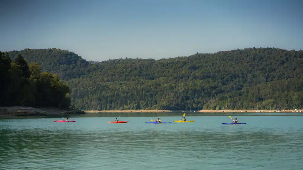 Activités nautiques au lac de Vouglans Jura Bellecin