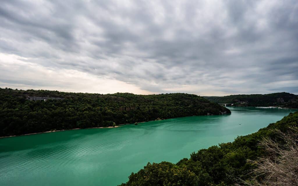 lac de vouglan falaises du surchauffant