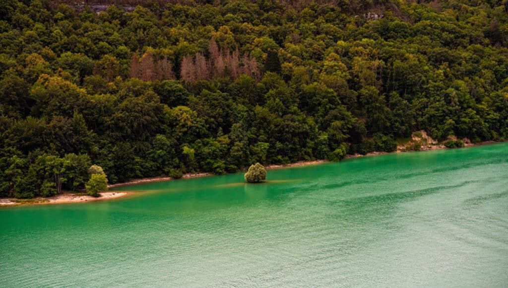 lac vouglan falaises du surchauffant