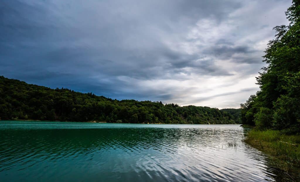 foret et lac de vouglan falaises du surchauffant