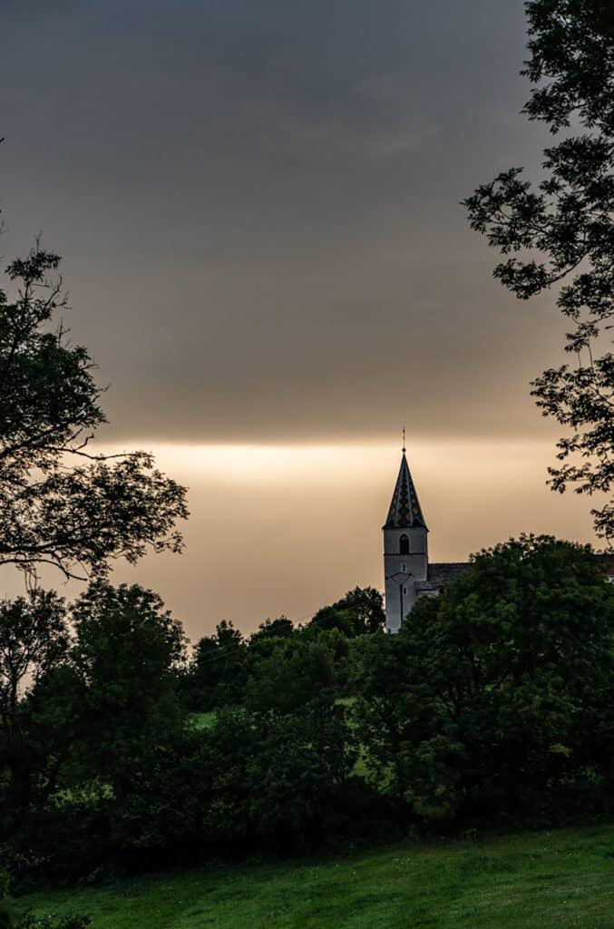 eglise et paysage falaises du surchauffant