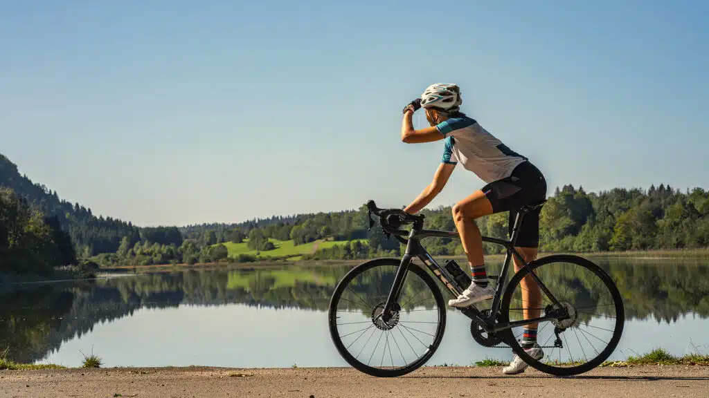 Vélo cyclotourisme au lac d'Étival