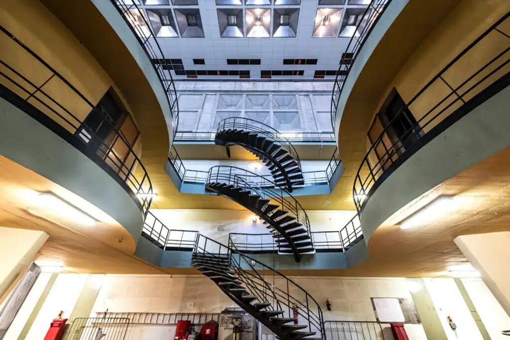 Barrage-usine de Saut-Mortier, visite guidée, vue en contre-plongée sur l'escalier en spirale de la salle des machines et le plafond