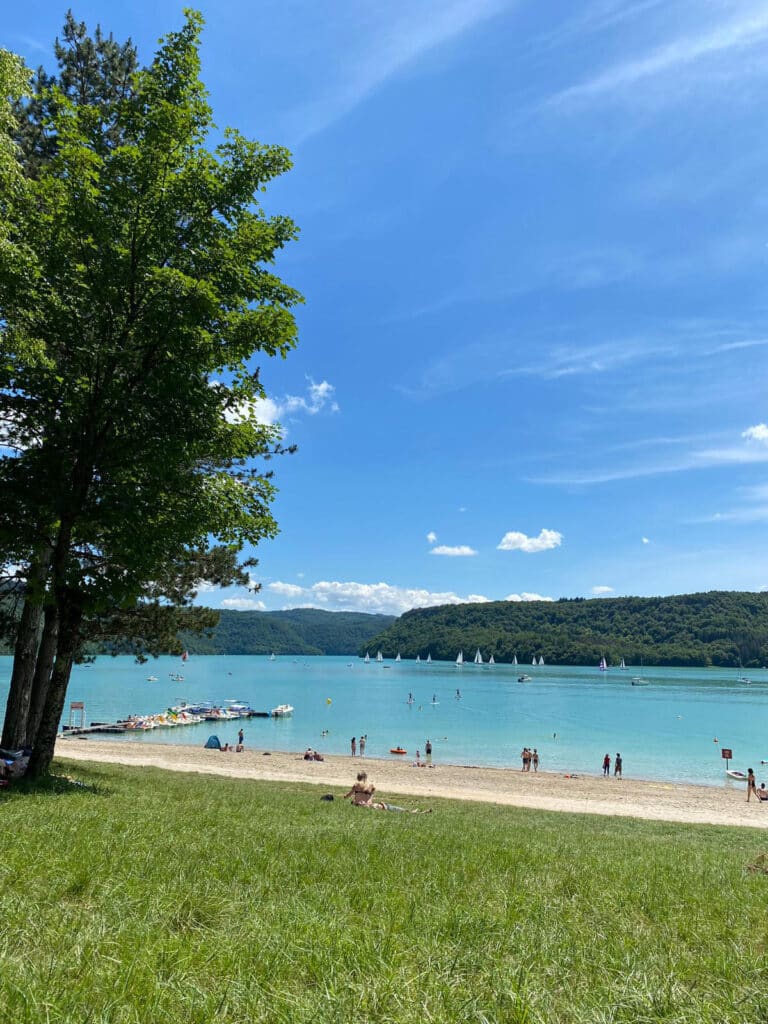 Baignade à la plage de la Mercantine - Lac de Vouglans - Jura