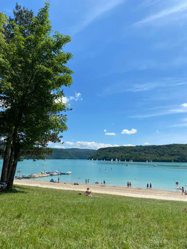 Baignade à la plage de la Mercantine - Lac de Vouglans - Jura