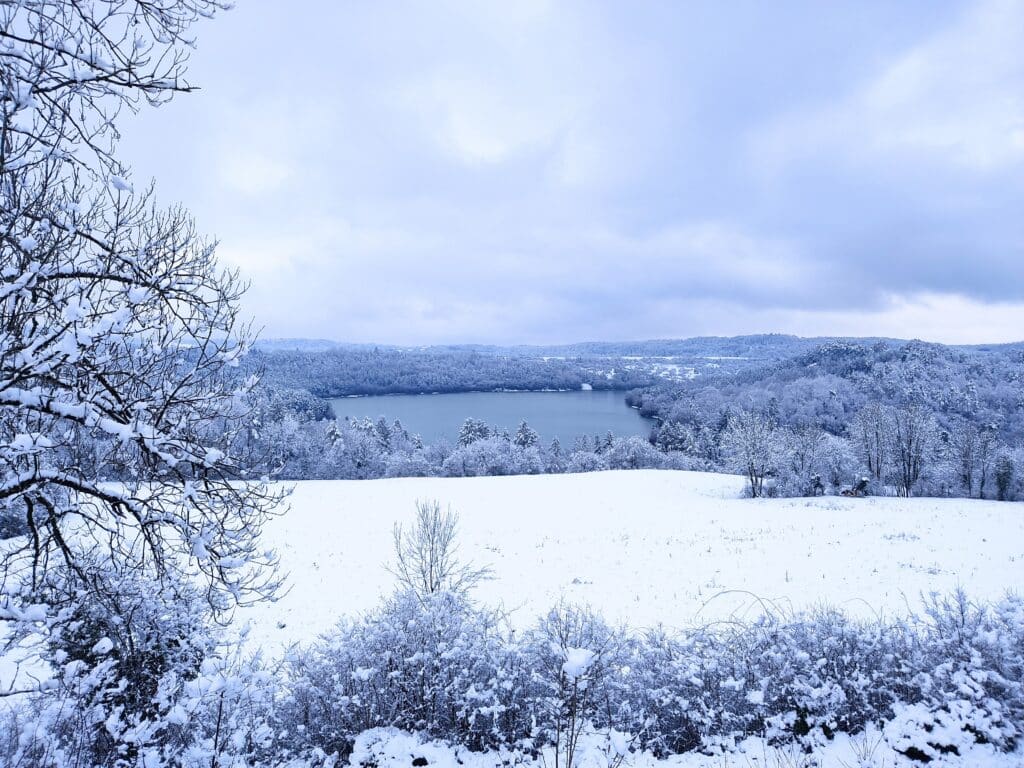 lac de vouglans neige hiver